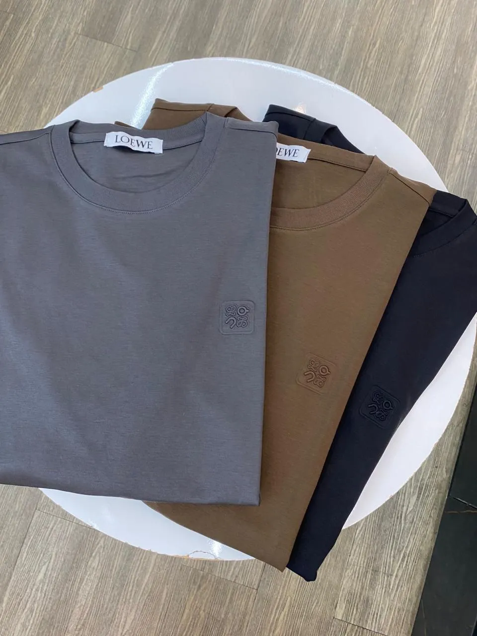 Camiseta Cinza e Marrom