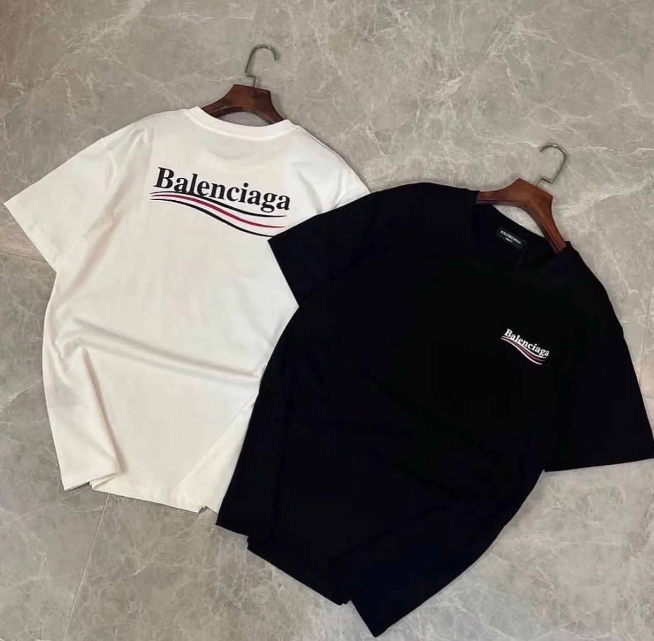 Camiseta Logo Branca e Preta