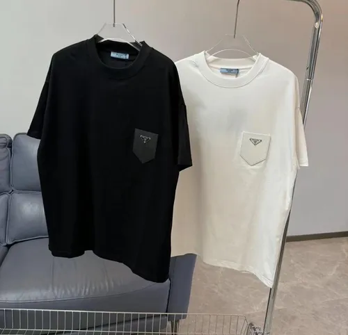 Camiseta Bolso Preta e Branca